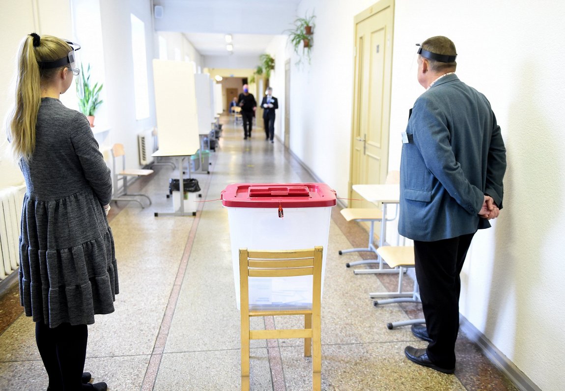 Rīgas domes ārkārtas vēlēšanas 78.vēlēšanu iecirknī Rīgas 49.vidusskolā.