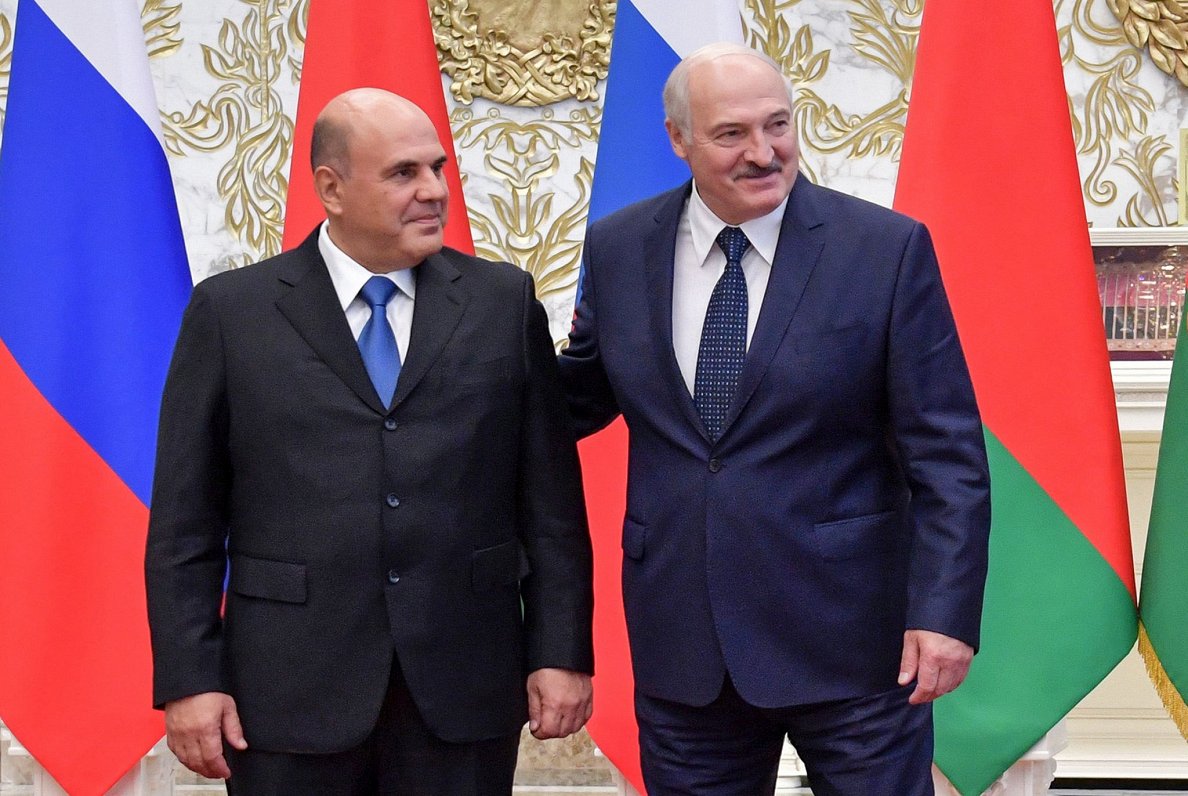 Attēlā Krievijas premjerministrs Mihails Mišustins (no kreisās)  un Baltkrievijas prezidents Aleksan...