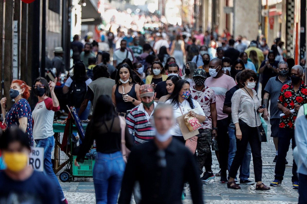 Cilvēki ar sejas maskām Sanpaulu ielās Brazīlijā. 2020. gada 3. septembris.