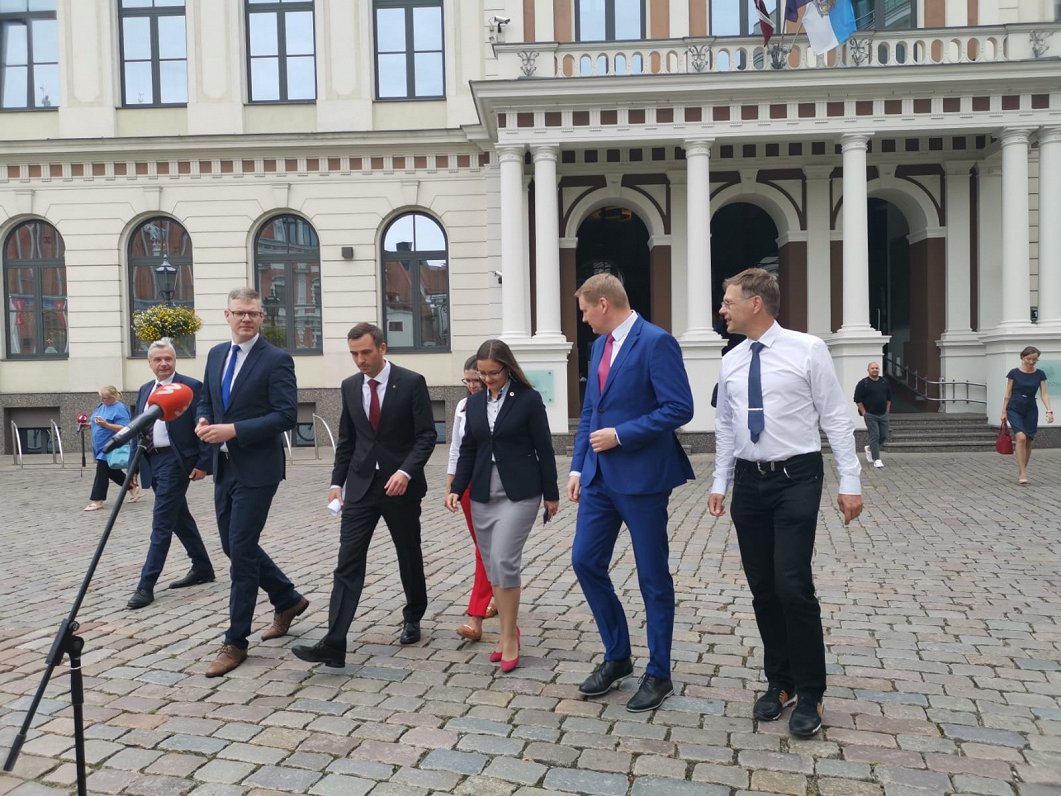 Rīgas domē ievēlēto partiju pārstāvji pēc sarunām par koalīcijas veidošanu, 04.09.2020.