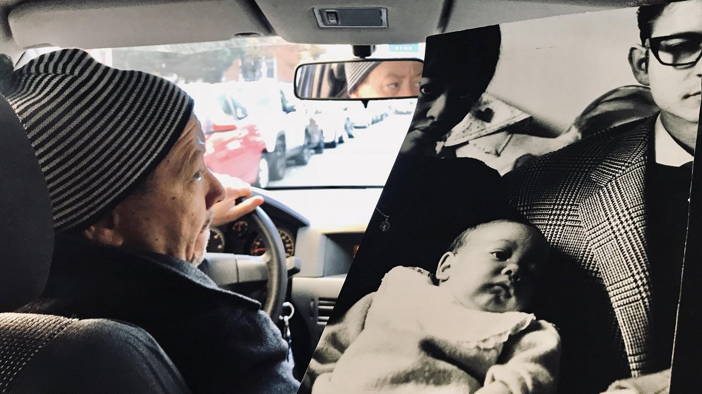 Režisors Alesandro Rosellīni filmēšanas laikā un fotogrāfijā kopā ar vecākiem.