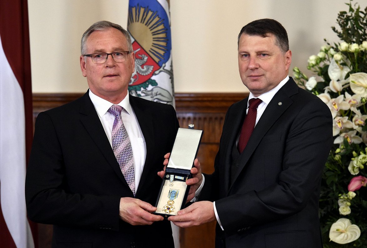 Президент Латвии Раймонд Вейонис (справа) вручает Дайнису Куле орден Трех звезд IV степени — за спор...
