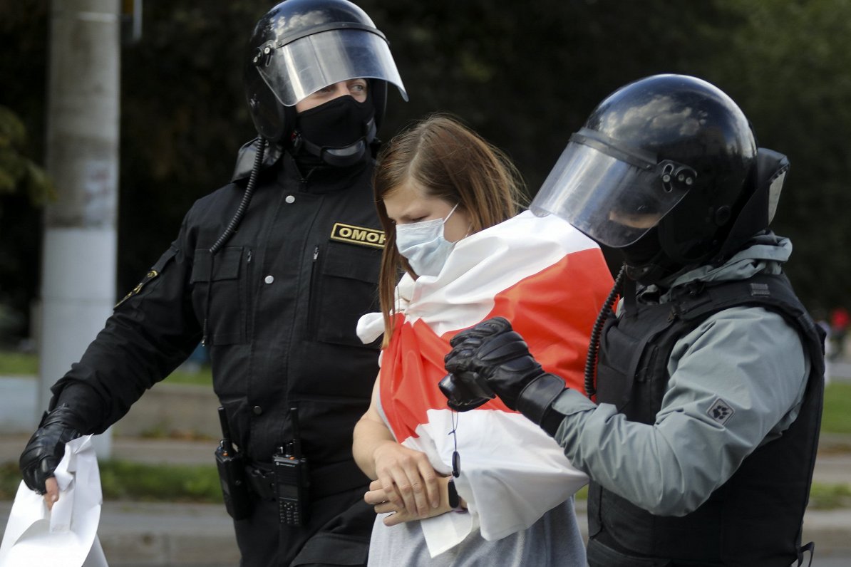Baltkrievijas &quot;OMON&quot; vienība arestē protesta dalībnieci. 2020. gada 13. septembris.