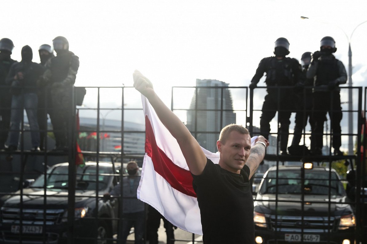 Baltkrievijas protestētājs ar karogu. 2020. gada 13. septembris.