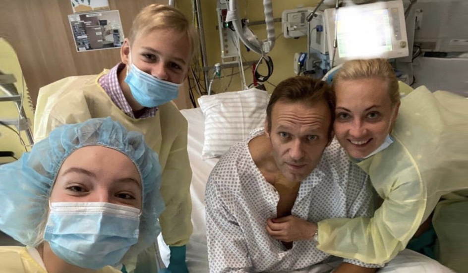 Aleksandrs Navaļnijs Berlīnes slimnīcā kopā ar ģimeni. 2020. gada 15. septembris.
