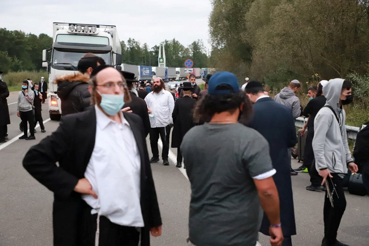 Simtiem ebreju svētceļnieku iestrēgst uz Baltkrievijas-Ukrainas robežas (14.09.2020)