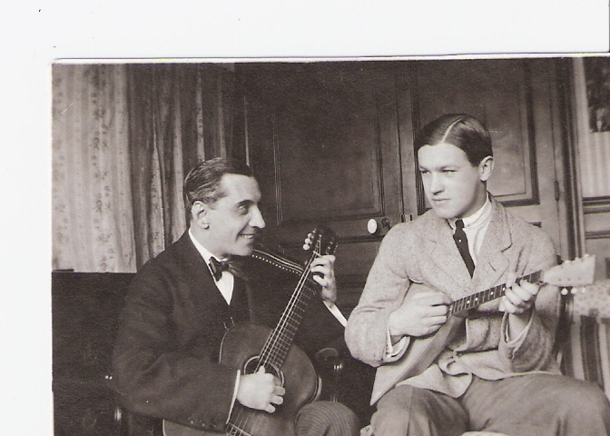 Džo Parīzē kopā ar spāņu mākslinieku Havjēru Gosē 1913.gadā