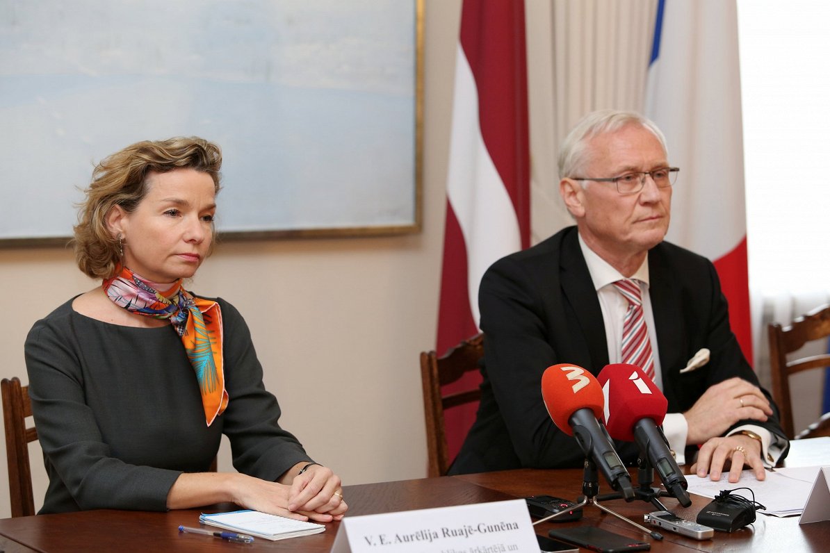 Francijas vēstniece Latvijā Aurēlija Ruajē-Gunēna un Valsts prezidenta kancelejas vadītājs Andris Te...