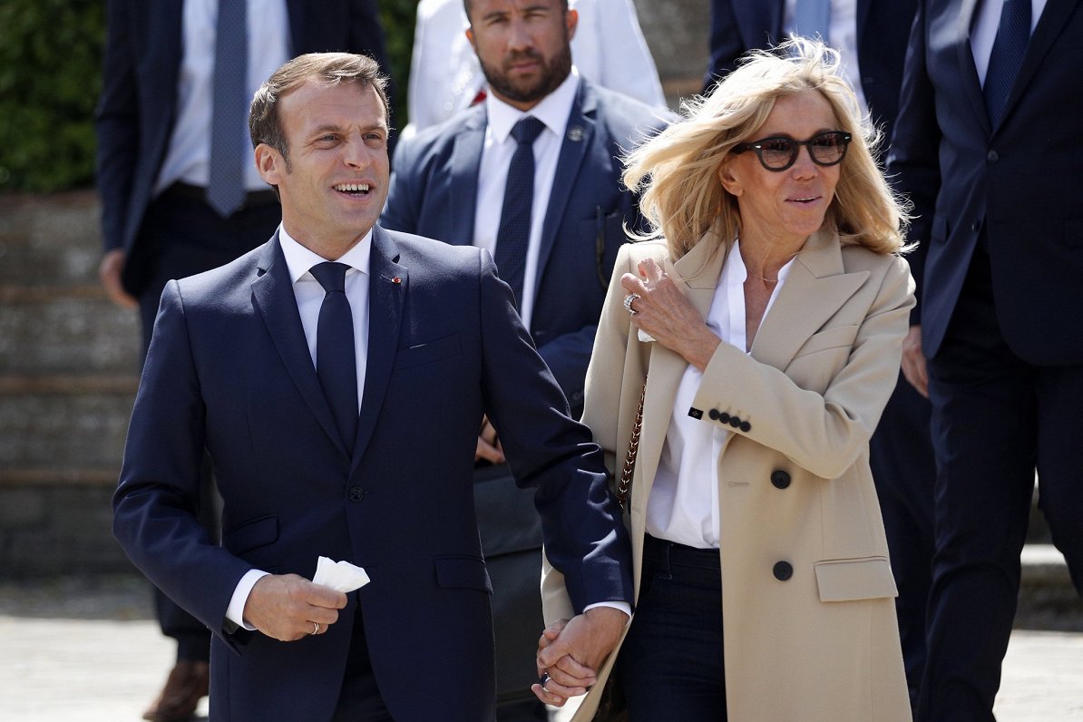 Francijas prezidents Emanuels Makrons ar kundzi Brižitu Makronu māj cilvēkiem, kad dodas prom no paš...