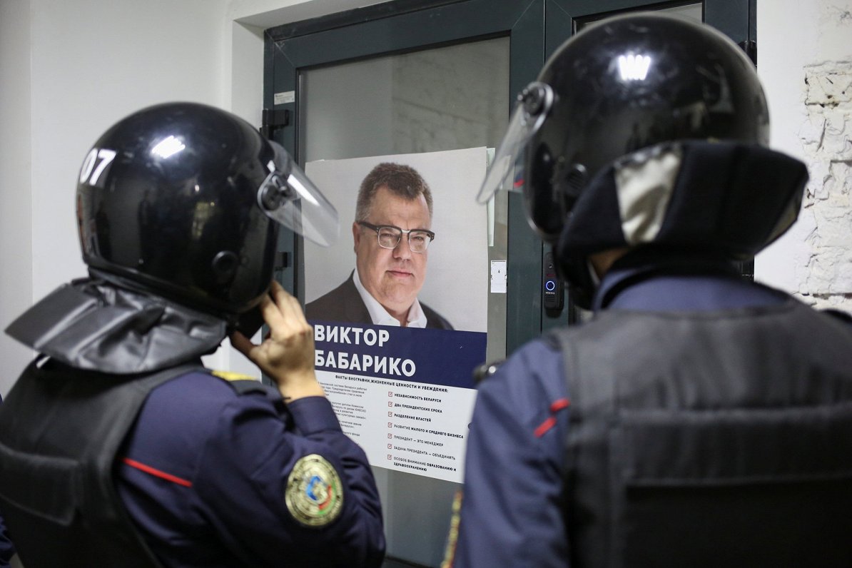 Baltkrievu policisti pie apcietinātā politiķa Babariko kampaņas mītnes. 2020. gada septembris.