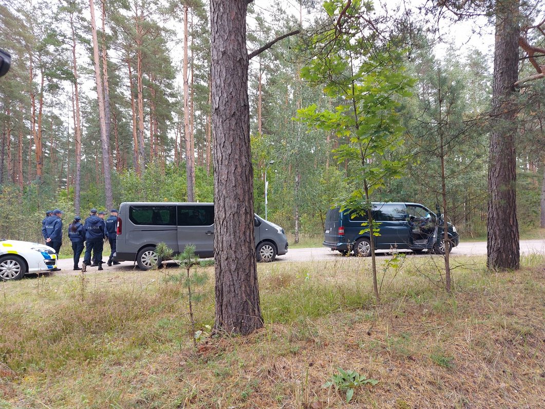 Policija pārmeklē mežu Langstiņos, meklējot pierādījumus advokāta slepkavības lietā. 2020. gada 21....