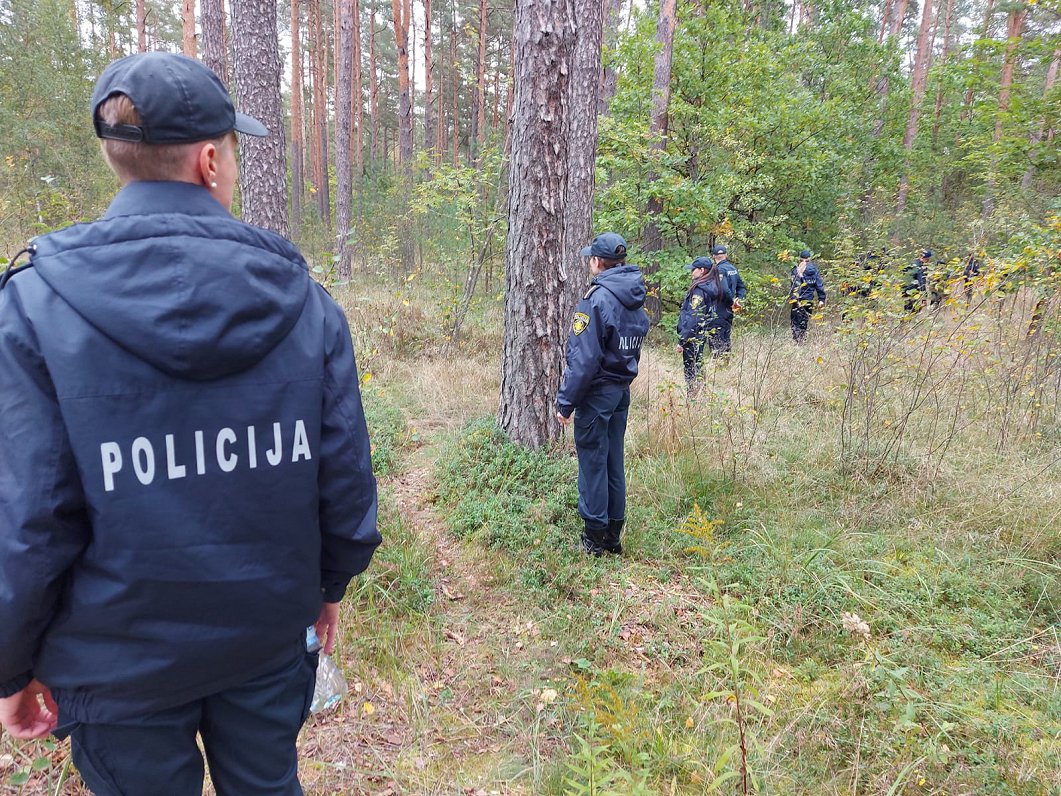 Policija pārmeklē mežu Langstiņos, meklējot pierādījumus advokāta slepkavības lietā. 2020. gada 21....