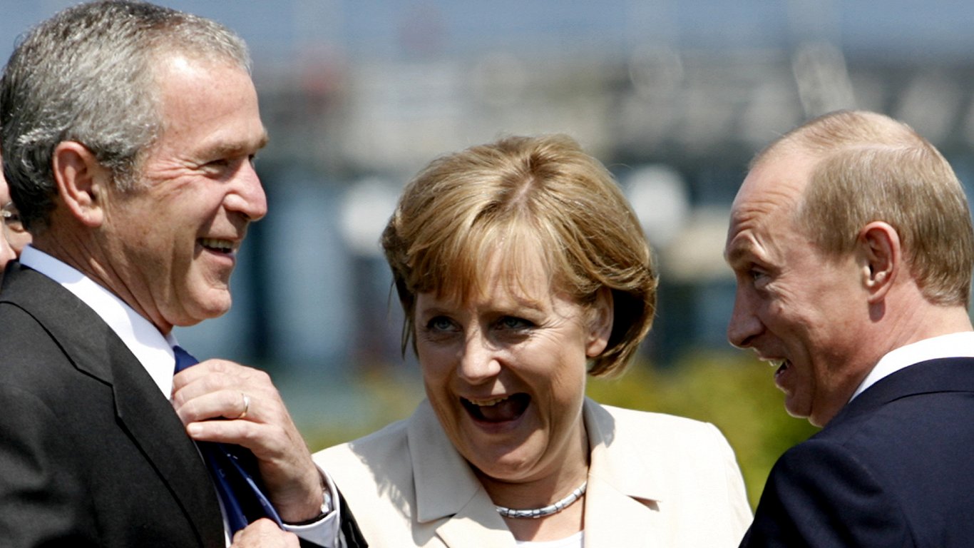 Президент США Джордж Буш-мл., канцлер ФРГ Ангела Меркель и президент России Владимир Путин. Снимок 2...