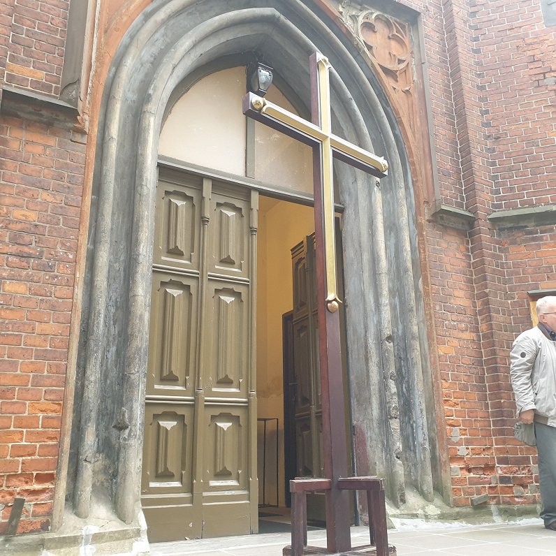 No Anglikāņu baznīcas ved krustu uz Lutera baznīcu