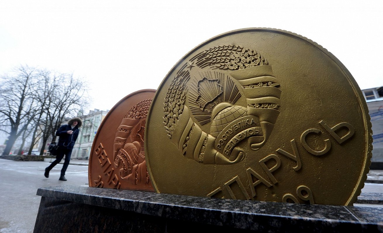 Monētu piemineklis netālu no Nodokļu un nodevu ministrijas Minskā, Attēls ilustratīvs