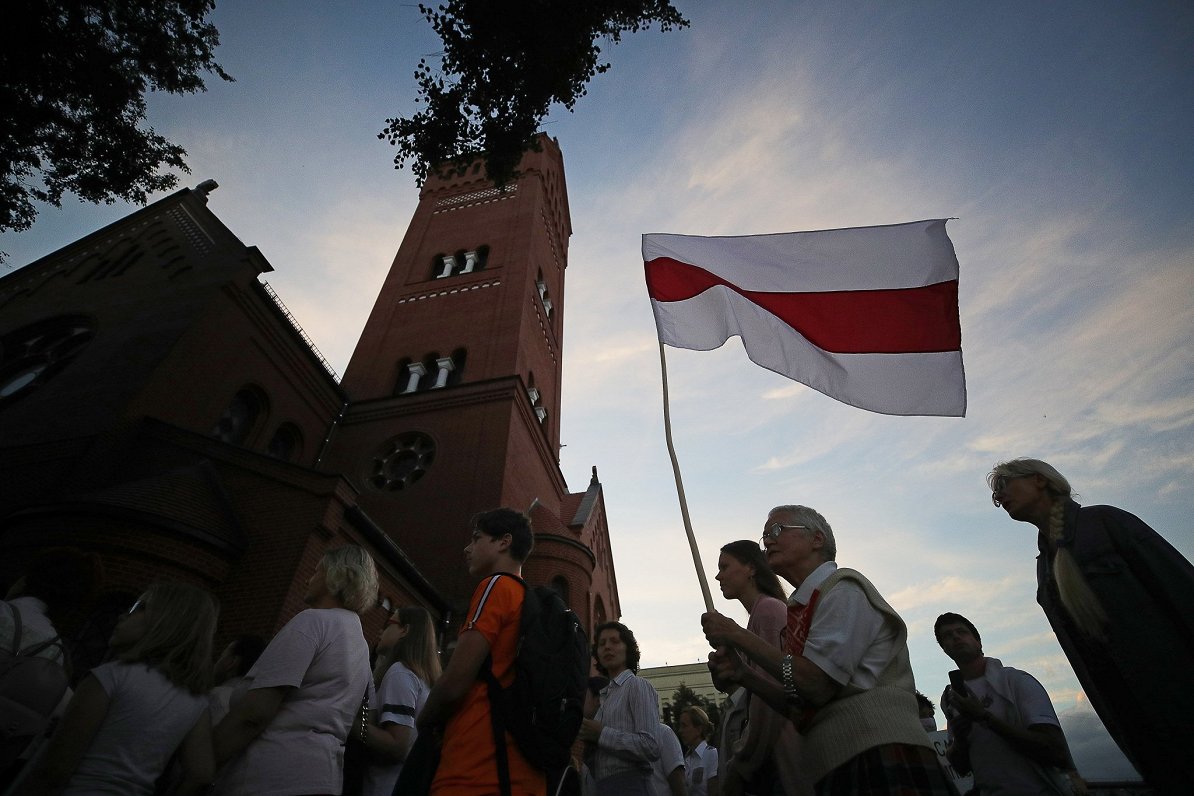 Baltkrievu opozīcijas atbalstītāji pie baznīcas. 2020. gada 31. augusts.