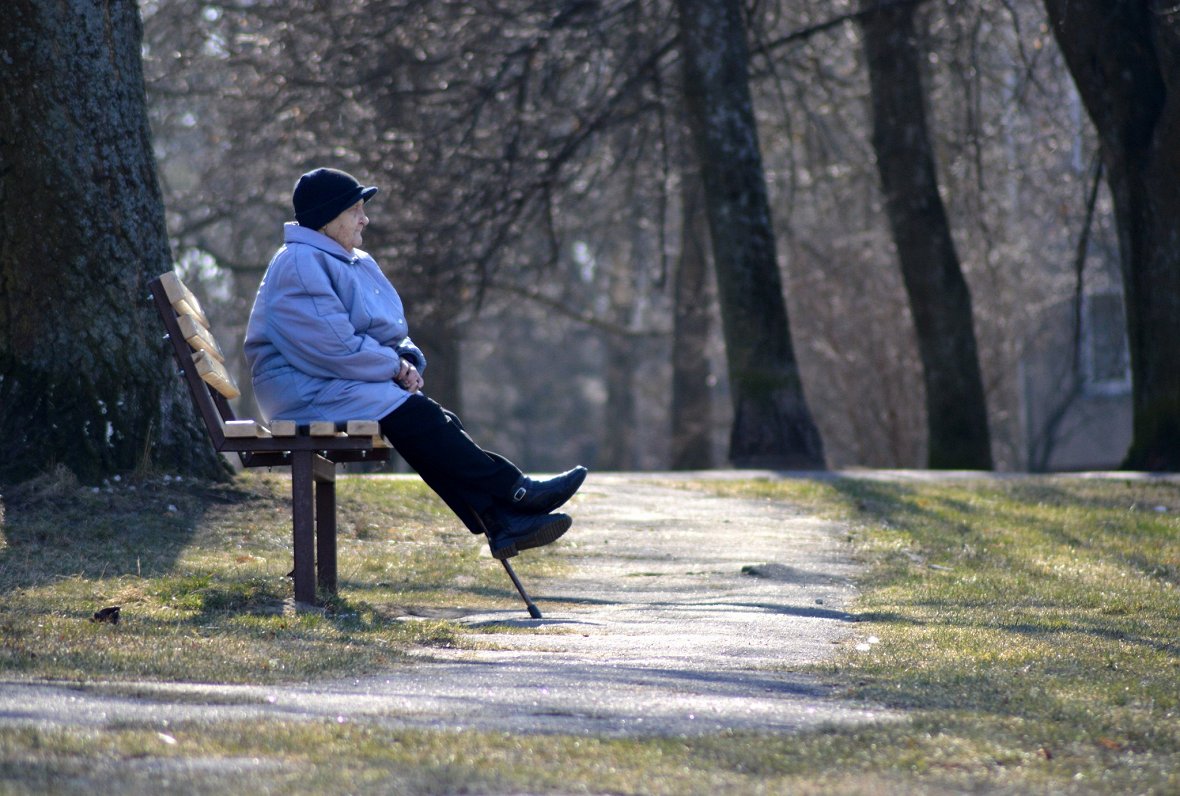 Eiropā sabiedrība noveco un iedzīvotāju skaits – sarūk. Kādus risinājumus problēmām redz Briselē
