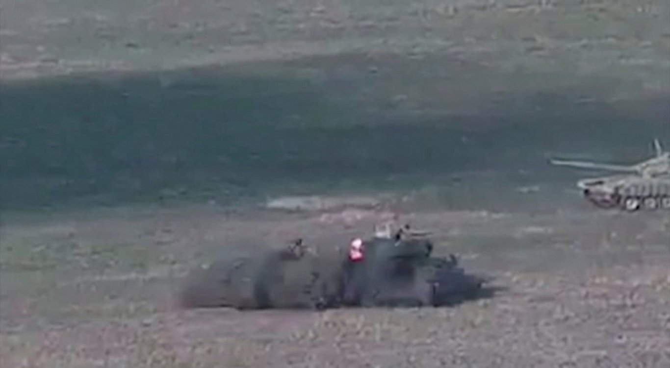 Kadrs no video: Armēnija apgalvo, ka nofilmēts sašauts Azerbaidžānas tanks