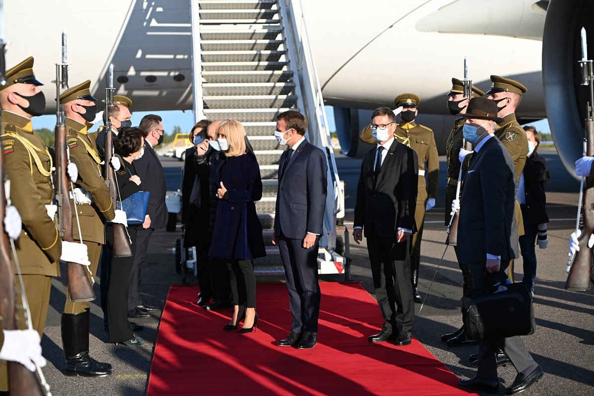 Francijas prezidents Emanuels Makrons ar kundzi Bridžitu vizītē Lietuvā, 28.09.2020.