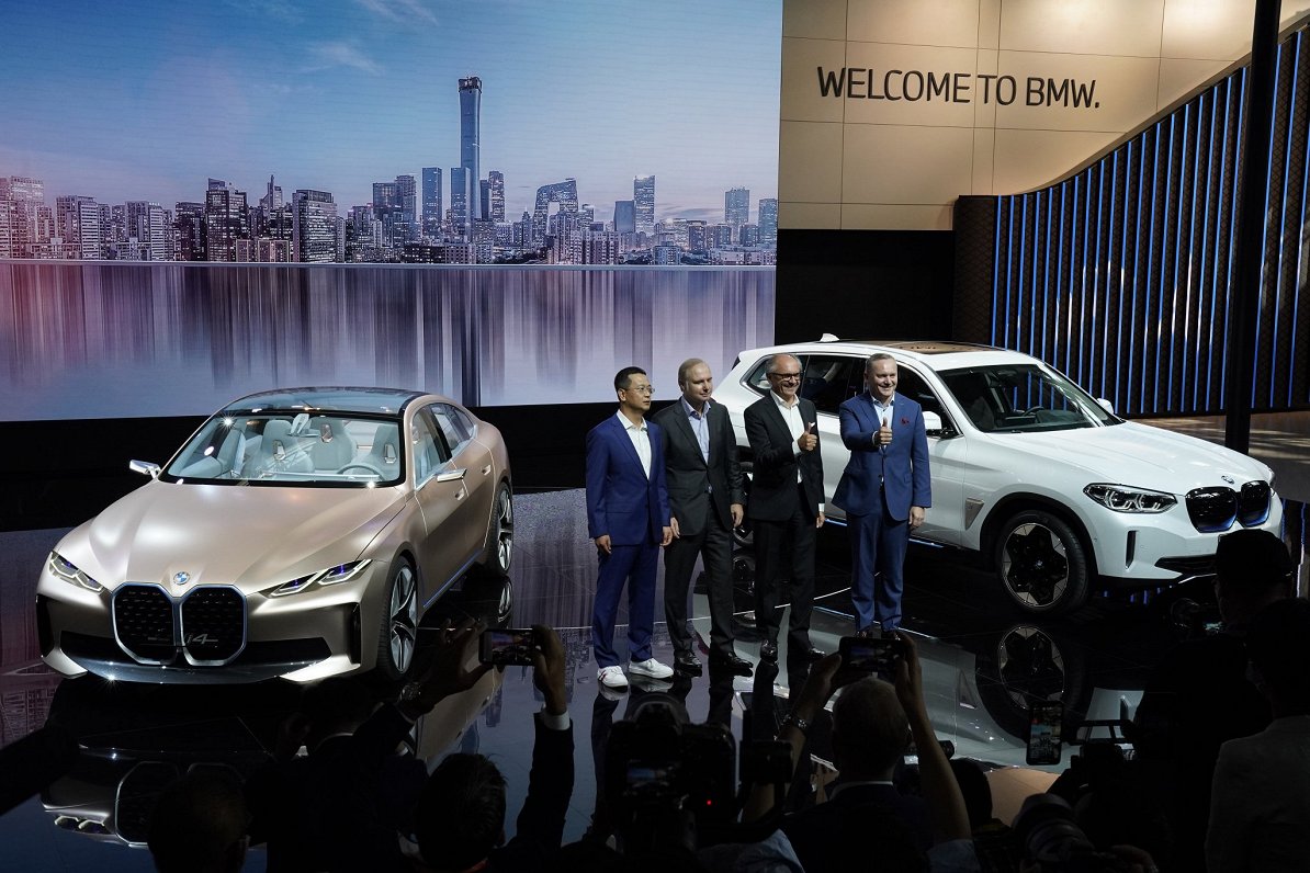 BMW uzņēmuma pārstāvji Pekinas auto izstādē. 2020. gada 26. septembris.