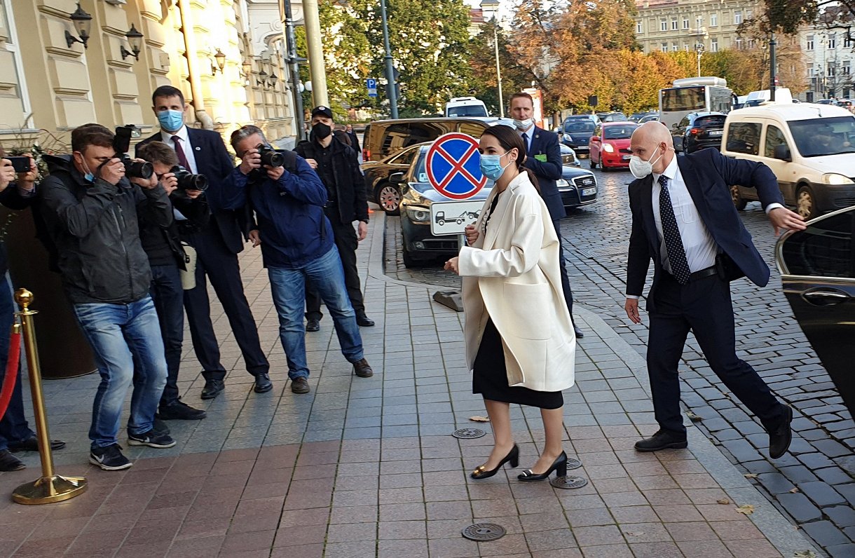 Baltkrievijas opozīcijas līdere Svetlana Tihanovska dodas uz tikšanos ar Francijas prezidentu Makron...