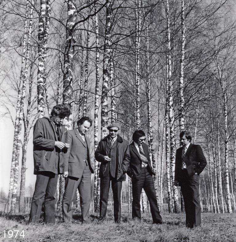 No kreisās: Imants Ziedonis, Vitauts Ļūdēns, Ojārs Vācietis, Māris Čaklais, Jānis Peters.