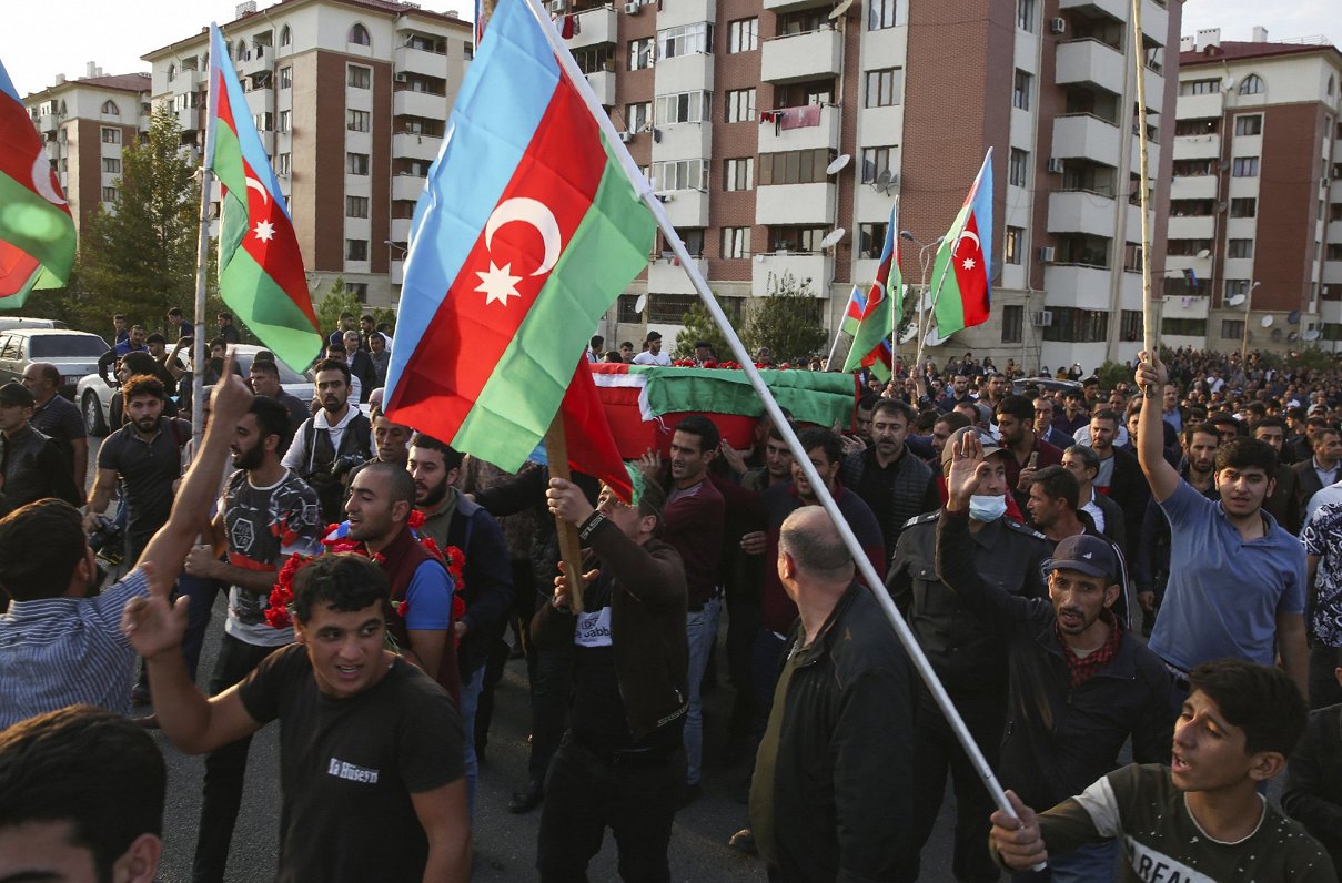 Azerbaidžānas iedzīvotāji piedalās kara upuru ceremonijā. 2020. gada 30. septembris.