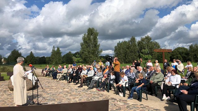 Atklāj piemiņas vietu Latvijas valsts dibinātājiem un atjaunotājiem