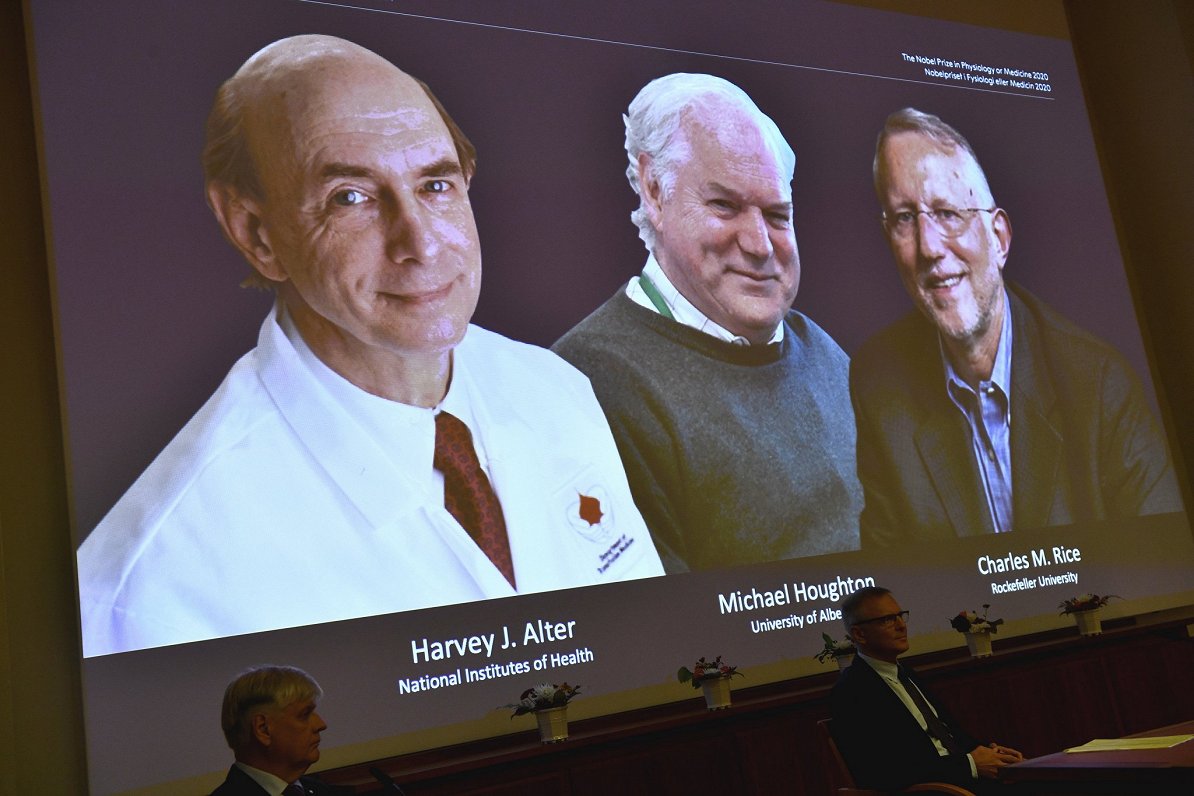 Trīs Nobela prēmijas laureāti. 2020. gada 5. oktobris.
