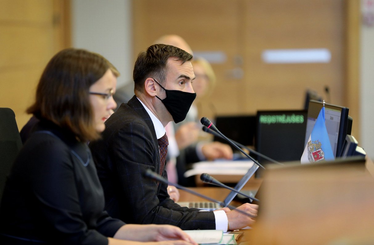 Мэр Риги Мартиньш Стакис на заседании думы — в маске.