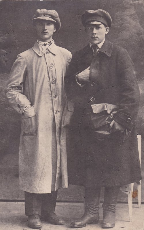 J. Zvīdra (no kreisās) kopā ar Jāni Opincānu, Petrogradā, 1917. gads.