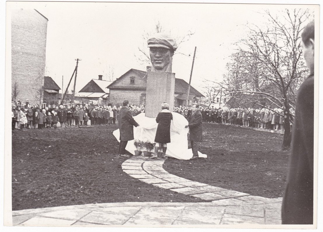 J. Zvīdra pieminekļa atklāšana Rēzeknē, 1971. gada 29. oktobris.