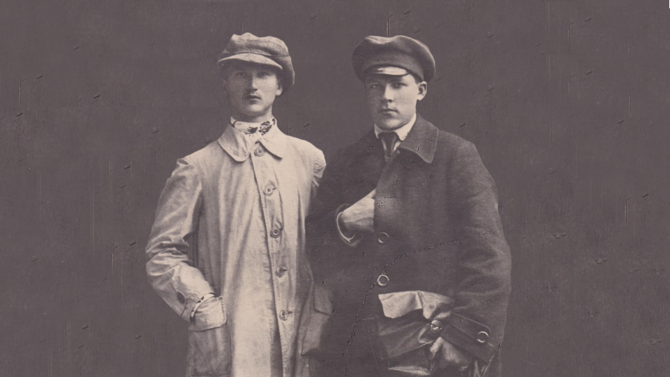 Jānis Zvīdra (no kreisās) kopā ar Jāni Opincānu, Petrogradā, 1917. gads.
