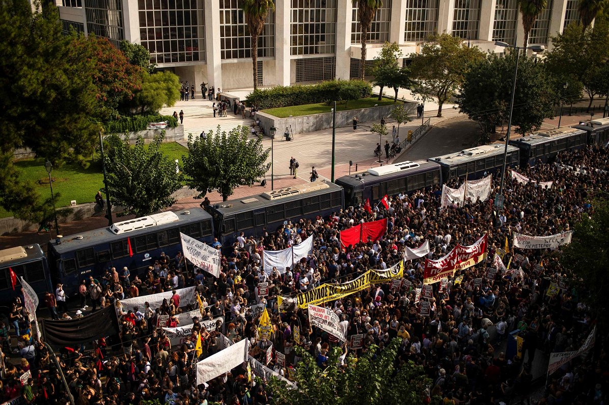 Protestētāji pie tiesas ēkas, notiekot sēdei “Zelta rītausmas” lietā. 2020. gada 7. oktobris.