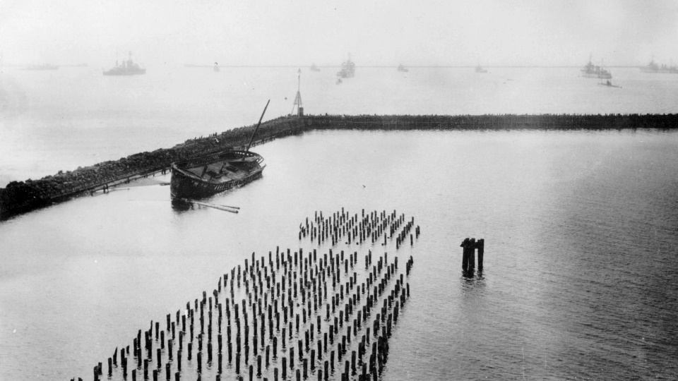 В 1904 году на левом берегу канала находился цех, в котором собирали подлодки.