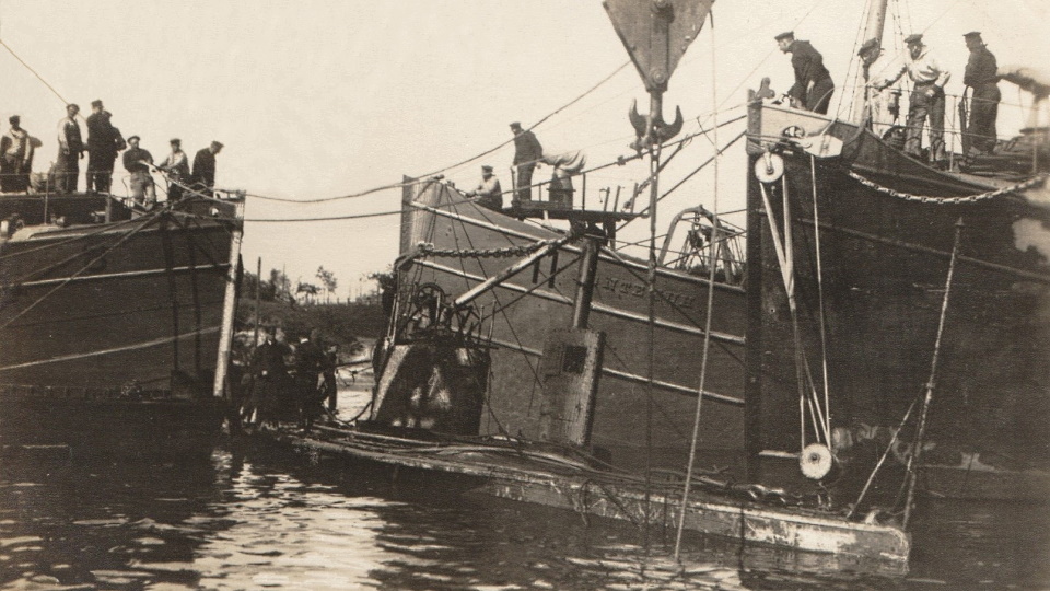 Немцы подняли затопленную в аванпорте российскую подлодку «Сиг». Позднее ее разрезали на металл.