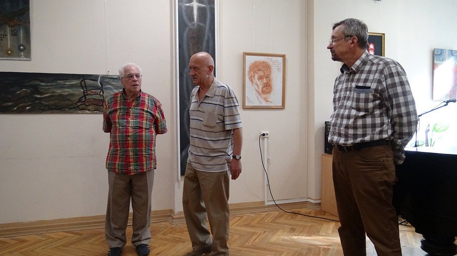 Василий Хватов (в центре) в августе 2020 года