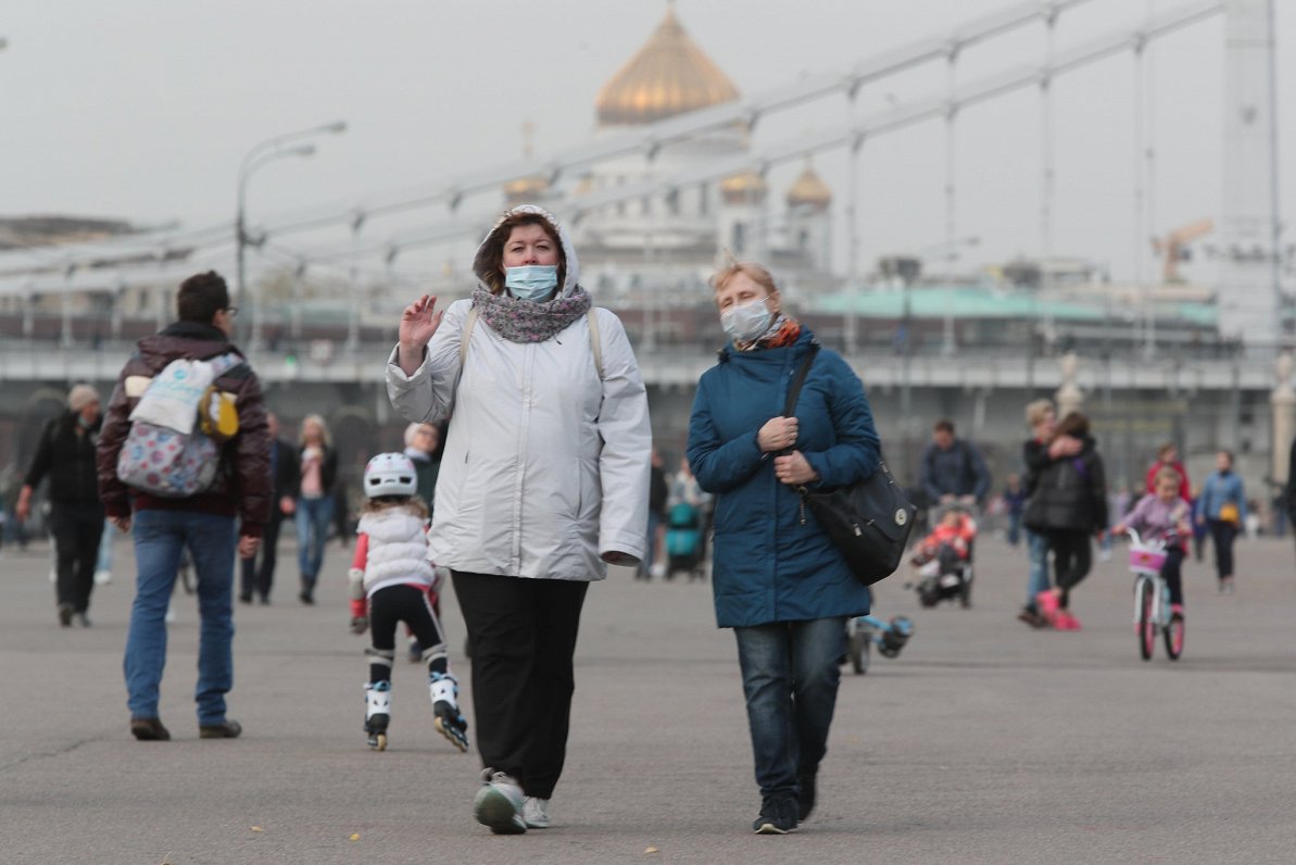 Cilvēki pastaigājas Gorkija parkā Maskavā 11. oktobrī
