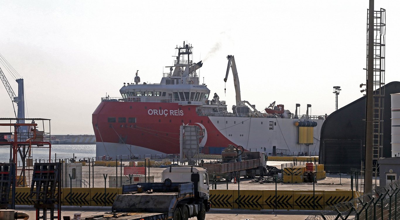 Turcijas ģeoloģiskās izpētes kuģis &quot;Oruc Reis&quot; Antālijas ostā. 2020. gada oktobris.