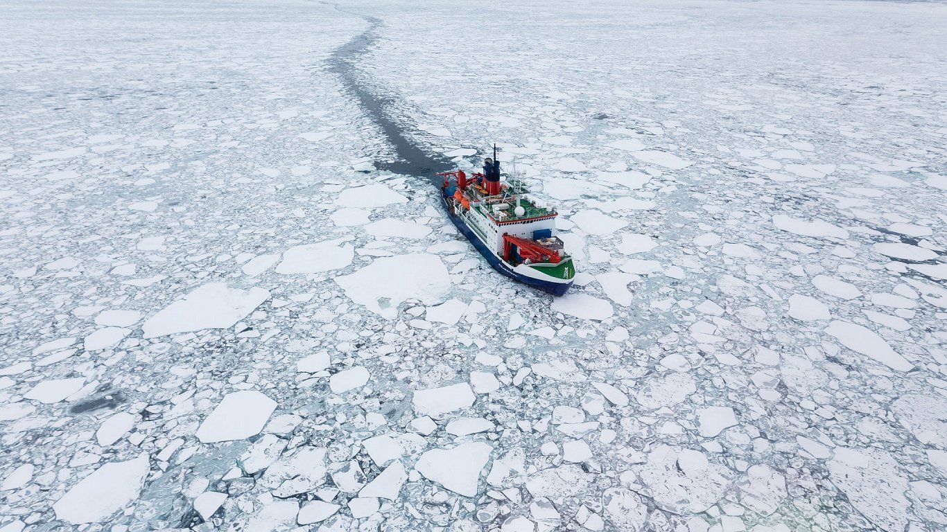 Kuģis Ziemeļu ledus okeānā
