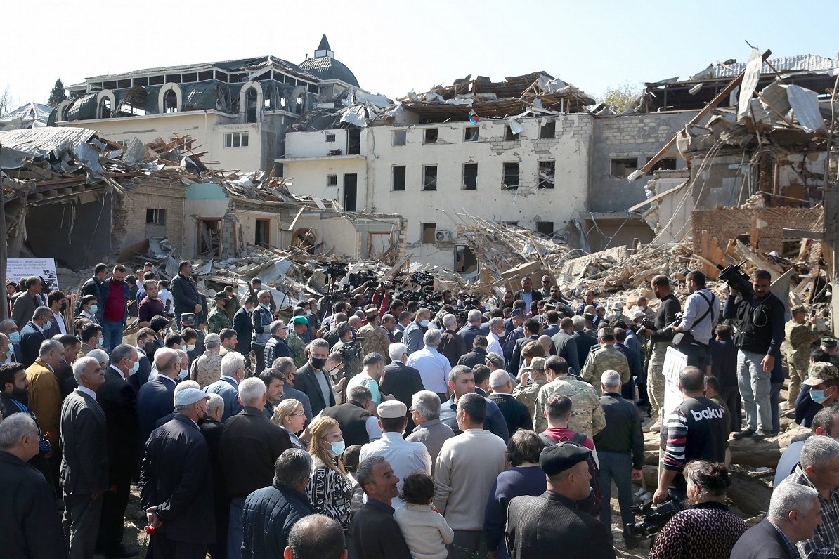 Azerbaidžānas civiliedzīvotāji pie kara nopostītajām ēkām. 2020. gada 12. oktobris.