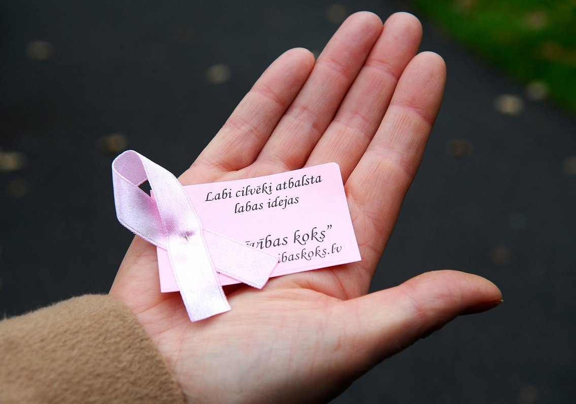 Onokoloģisko pacientu atbalsta biedrības &quot;Dzīvības koks&quot; simbols - rozā lentīte.