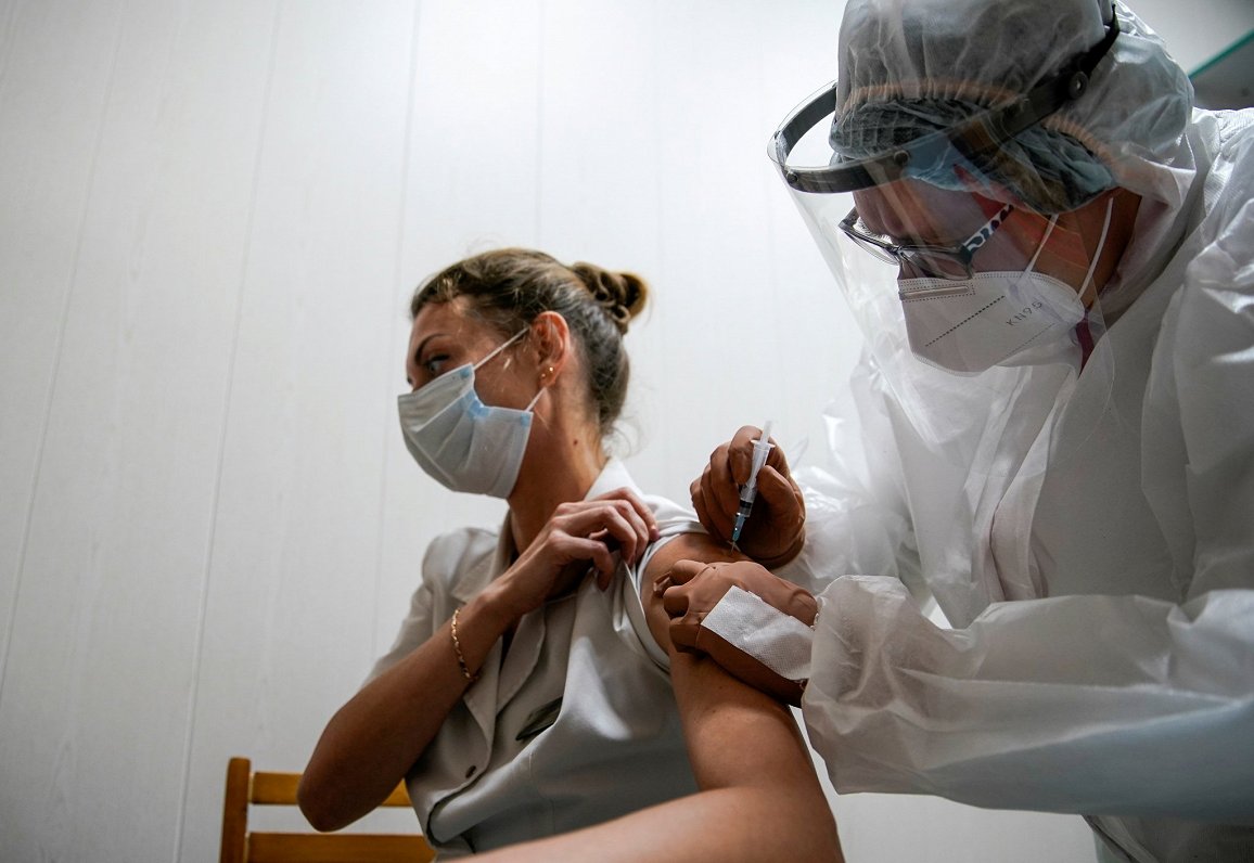 Mediķe Krievijā tiek vakcinēta ar jauno &quot;Sputņik V&quot; vakcīnu. 2020. gada 12. oktobris.