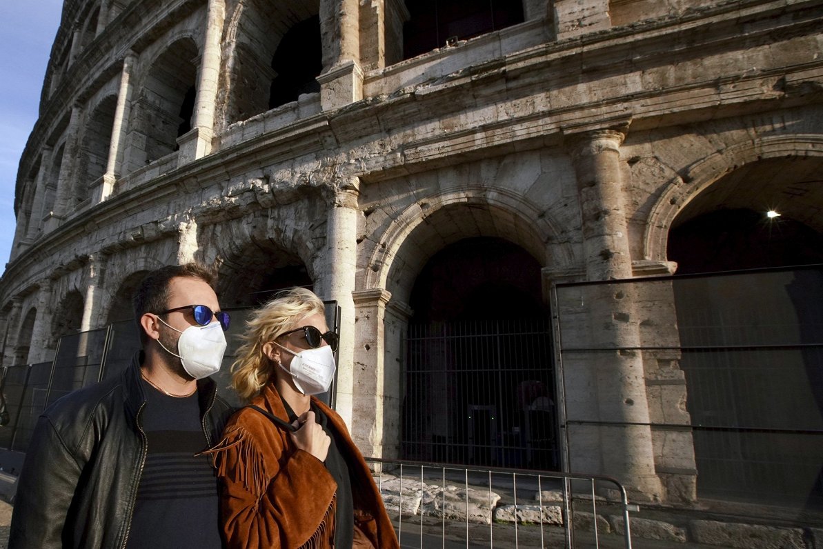 Tūristi Romā ar Covid-19 sejas maskām.