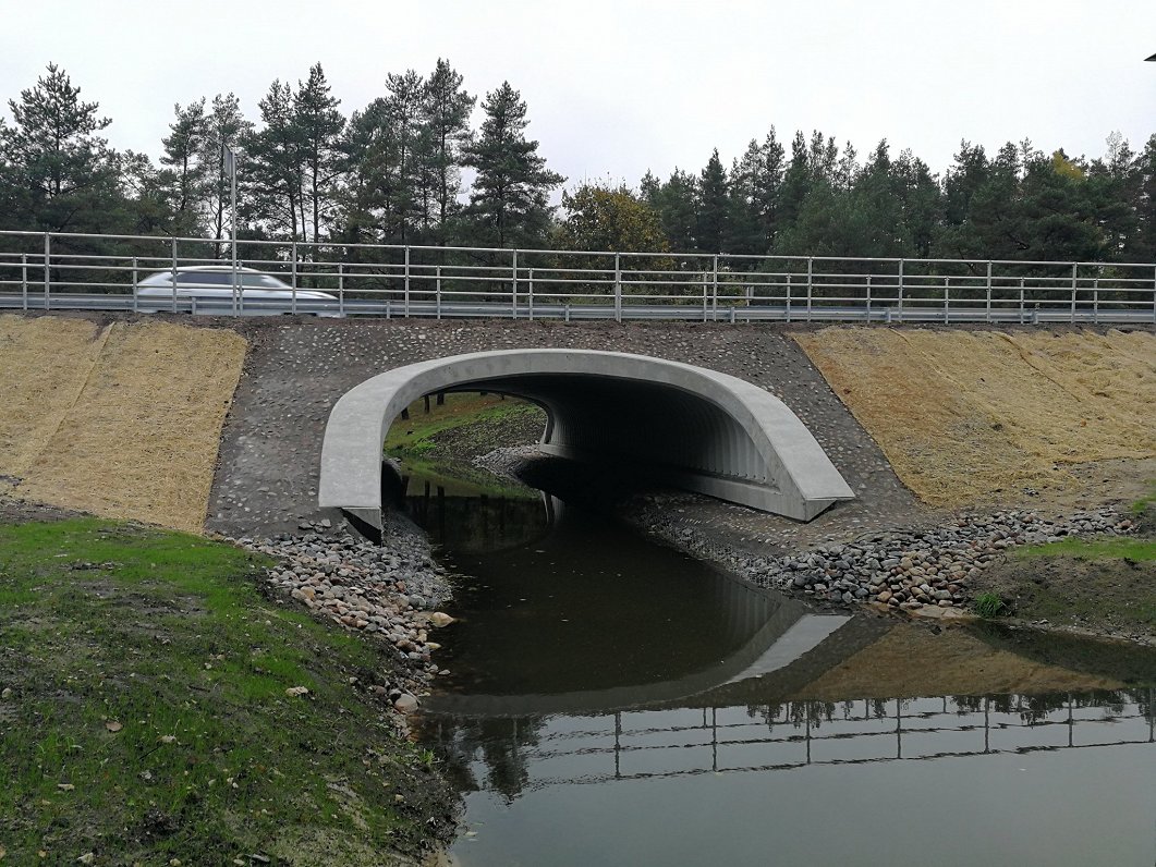 Uz Ulbrokas autoceļa Rīga-Ērgļi (P4) pārbūvētais tilts pār Piķurgu. 2020. gada 15. oktobris.