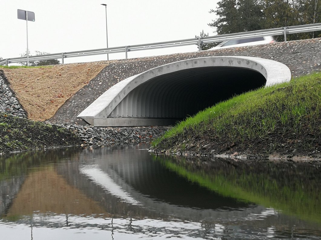 Uz Ulbrokas autoceļa Rīga-Ērgļi (P4) pārbūvētais tilts pār Piķurgu. 2020. gada 15. oktobris.