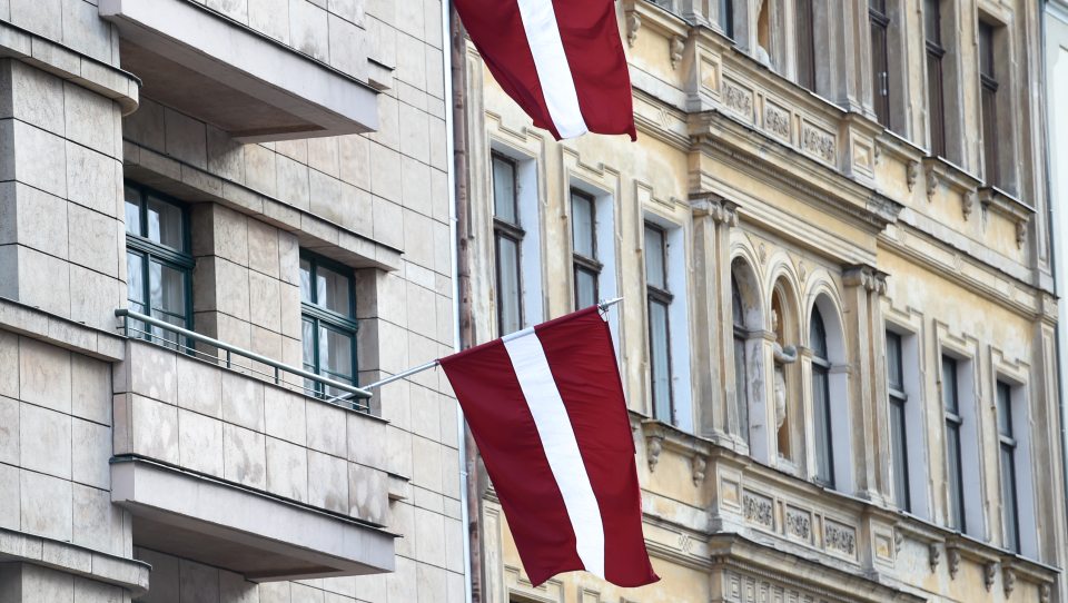 Latvijas valsts karogi pie nama Rīgā