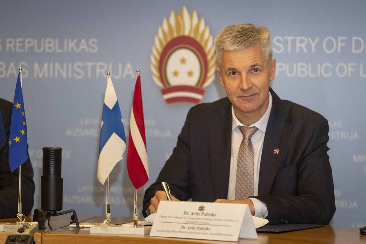 Latvijas aizsardzības ministrs Artis Pabriks paraksta līgumu par bruņumašīnu sistēmas pētniecību un...