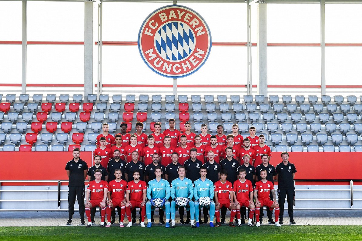 Daniels Ontužāns (augšējā rindā pa labi) Minhenes &quot;Bayern&quot; otrā sastāva foto pirms sezonas