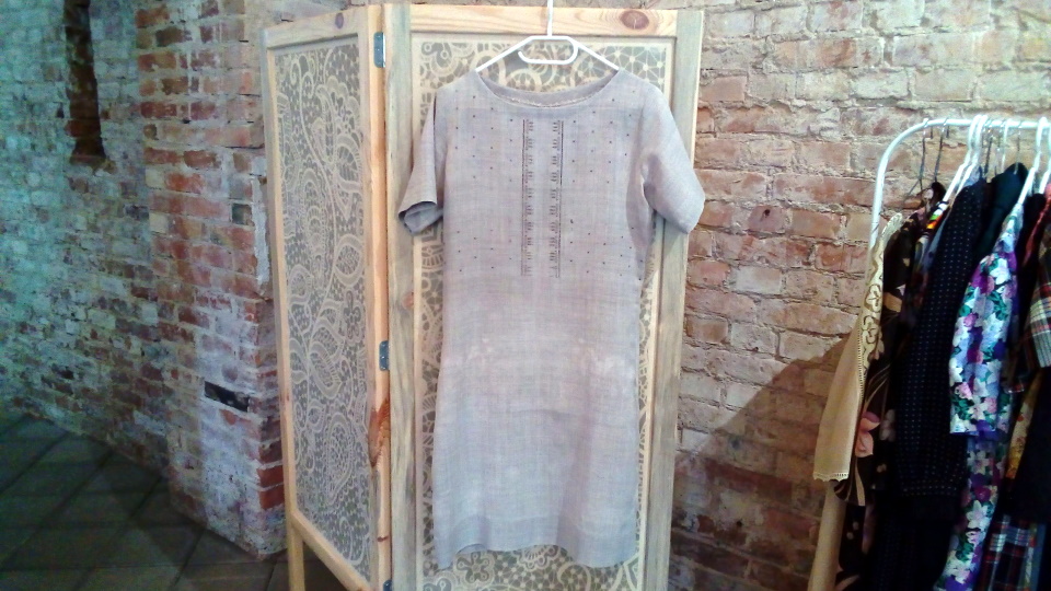 Льняное платье из коллекции Музея счастья. Раньше оно принадлежало главе Индрской волости.